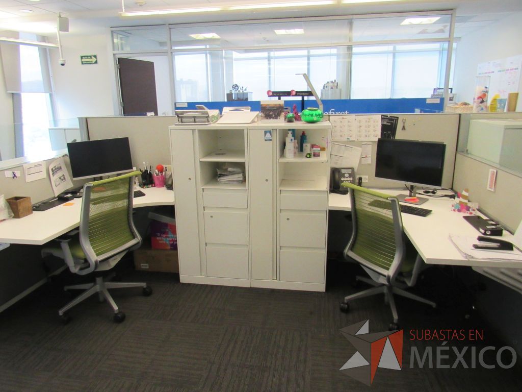 Lote 015 - Estación de trabajo para 6 personas de mampara baja con 6 gabinetes altos metálicos color blanco. - Imagen 3