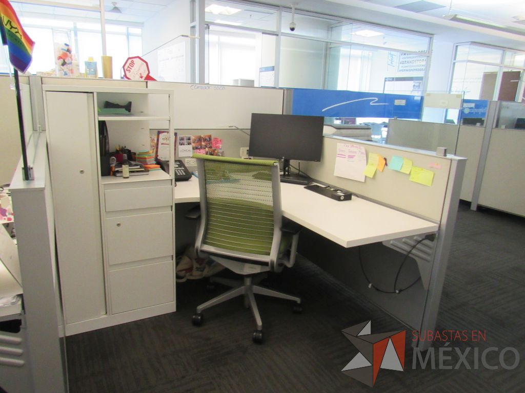 Lote 015 - Estación de trabajo para 6 personas de mampara baja con 6 gabinetes altos metálicos color blanco. - Imagen 4