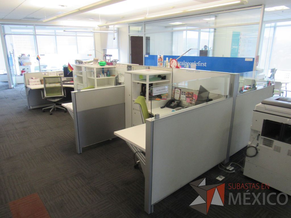 Lote 015 - Estación de trabajo para 6 personas de mampara baja con 6 gabinetes altos metálicos color blanco. - Imagen 5