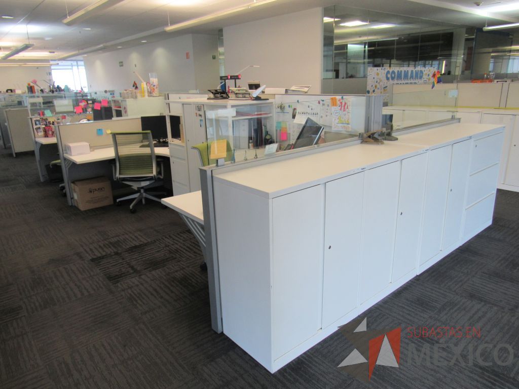 Lote 015 - Estación de trabajo para 6 personas de mampara baja con 6 gabinetes altos metálicos color blanco. - Imagen 6