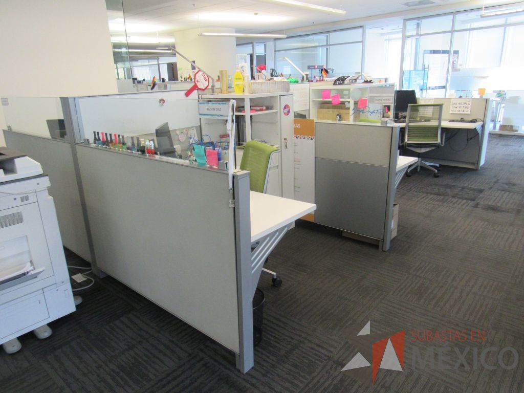 Lote 015 - Estación de trabajo para 6 personas de mampara baja con 6 gabinetes altos metálicos color blanco. - Imagen 8
