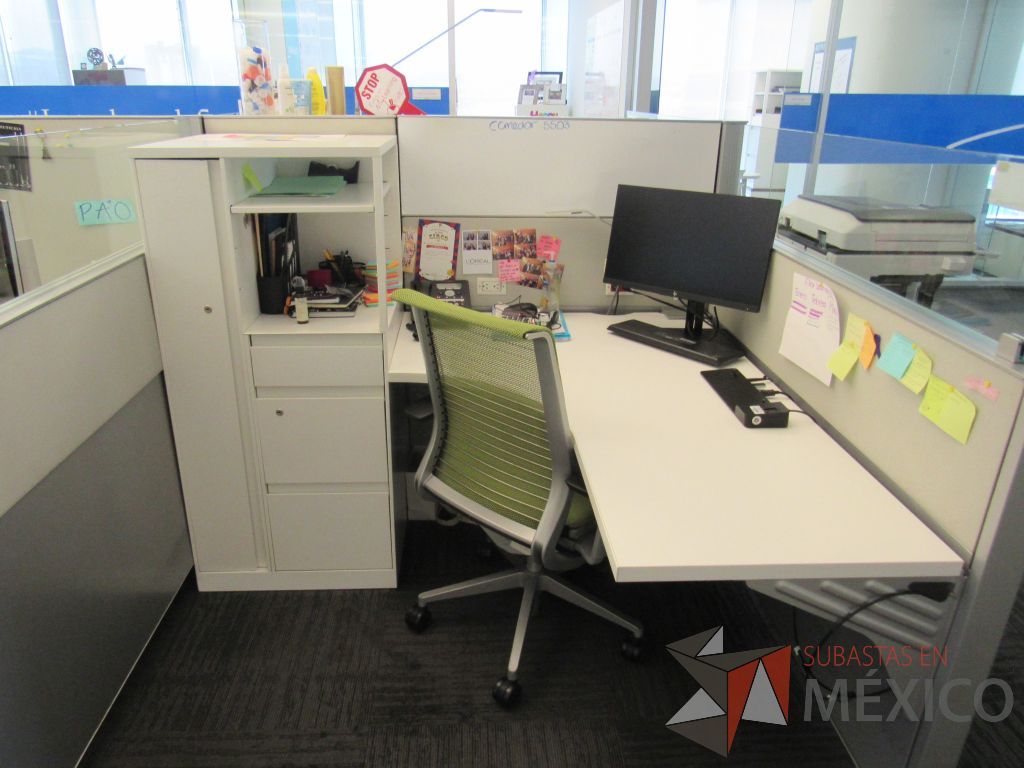 Lote 015 - Estación de trabajo para 6 personas de mampara baja con 6 gabinetes altos metálicos color blanco. - Imagen 11