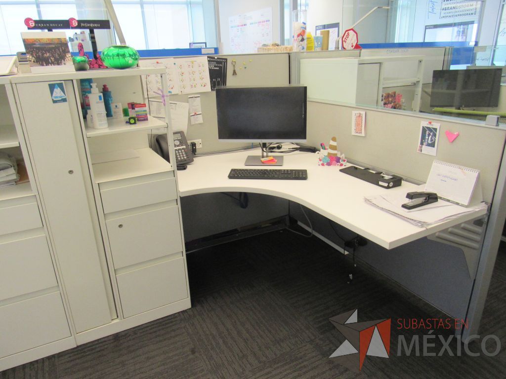 Lote 015 - Estación de trabajo para 6 personas de mampara baja con 6 gabinetes altos metálicos color blanco. - Imagen 13