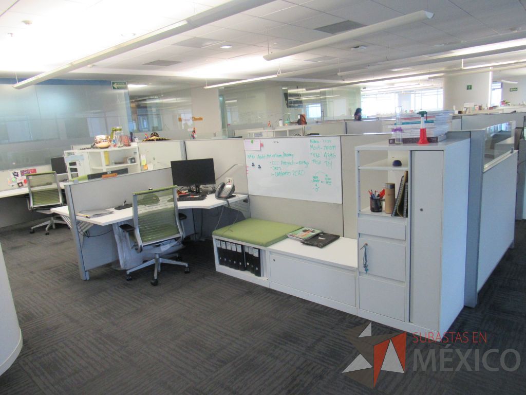 Lote 042 - Estación de trabajo para 7 personas con 7 gabinetes altos de 3 cajones, 1 puerta y 1 entrepaño color blanco, 1 credenza de 1 cajón,1 espacio para documentos y cojín de tela color verde.