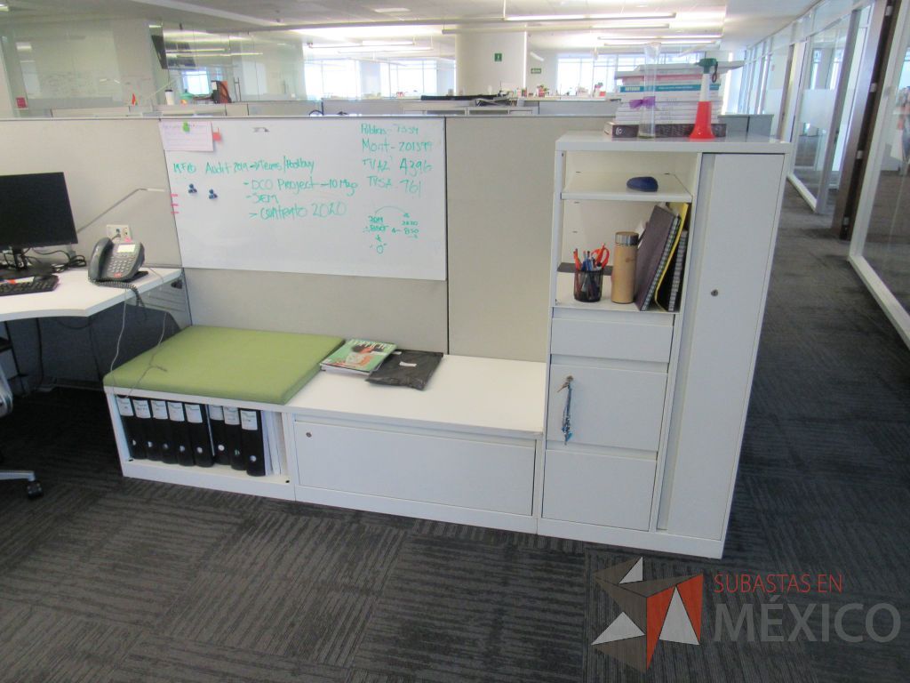 Lote 042 - Estación de trabajo para 7 personas con 7 gabinetes altos de 3 cajones, 1 puerta y 1 entrepaño color blanco, 1 credenza de 1 cajón,1 espacio para documentos y cojín de tela color verde. - Imagen 3
