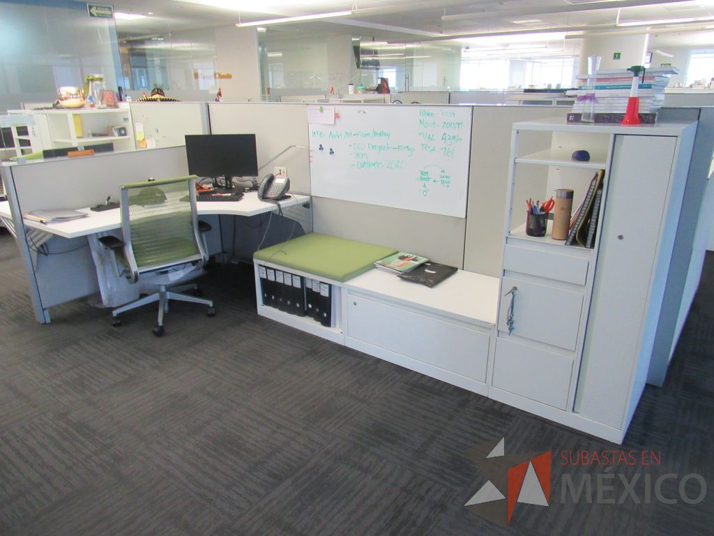 Lote 042 - Estación de trabajo para 7 personas con 7 gabinetes altos de 3 cajones, 1 puerta y 1 entrepaño color blanco, 1 credenza de 1 cajón,1 espacio para documentos y cojín de tela color verde. - Imagen 4