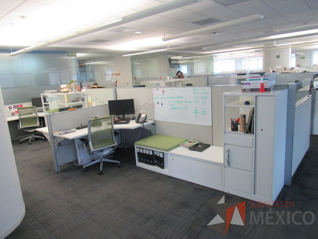 Lote 042 - Estación de trabajo para 7 personas con 7 gabinetes altos de 3 cajones, 1 puerta y 1 entrepaño color blanco, 1 credenza de 1 cajón,1 espacio para documentos y cojín de tela color verde. - Imagen 6