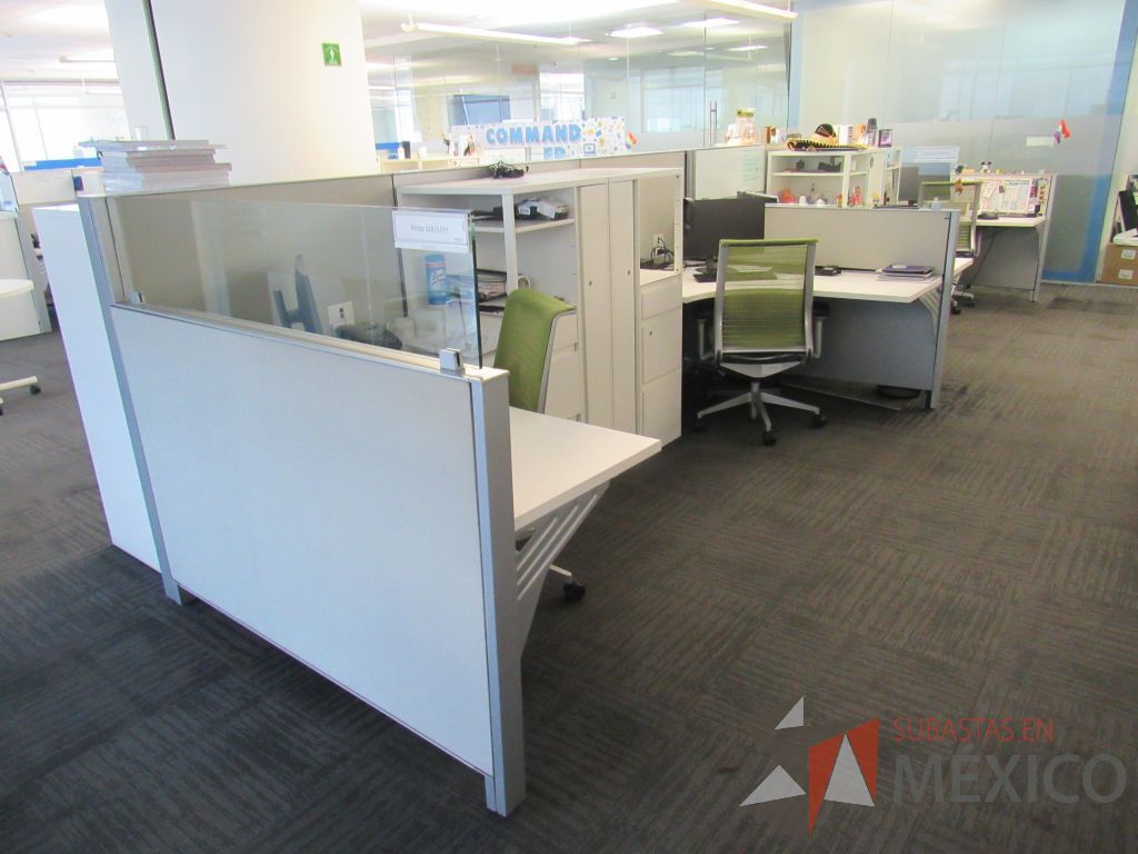Lote 042 - Estación de trabajo para 7 personas con 7 gabinetes altos de 3 cajones, 1 puerta y 1 entrepaño color blanco, 1 credenza de 1 cajón,1 espacio para documentos y cojín de tela color verde. - Imagen 8