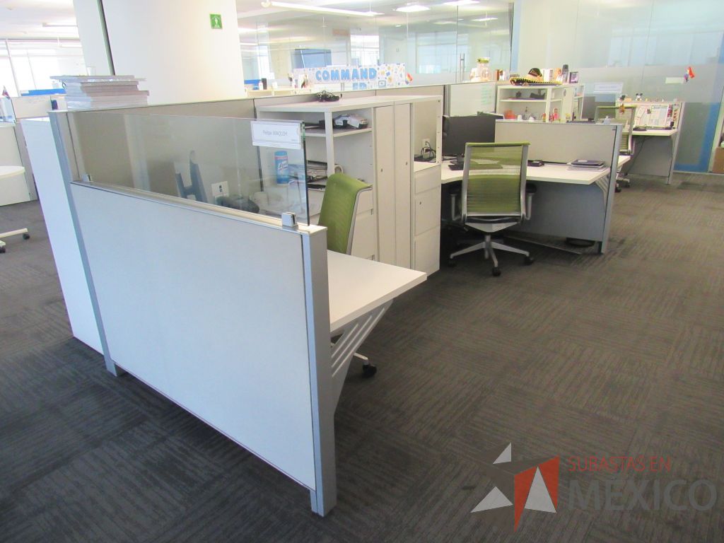 Lote 042 - Estación de trabajo para 7 personas con 7 gabinetes altos de 3 cajones, 1 puerta y 1 entrepaño color blanco, 1 credenza de 1 cajón,1 espacio para documentos y cojín de tela color verde. - Imagen 9