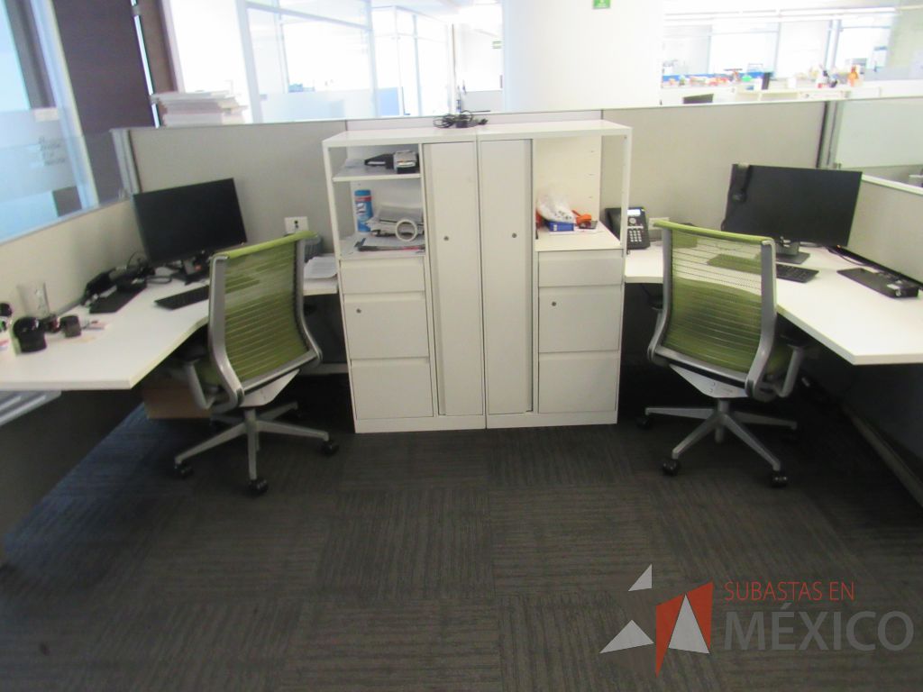 Lote 042 - Estación de trabajo para 7 personas con 7 gabinetes altos de 3 cajones, 1 puerta y 1 entrepaño color blanco, 1 credenza de 1 cajón,1 espacio para documentos y cojín de tela color verde. - Imagen 10
