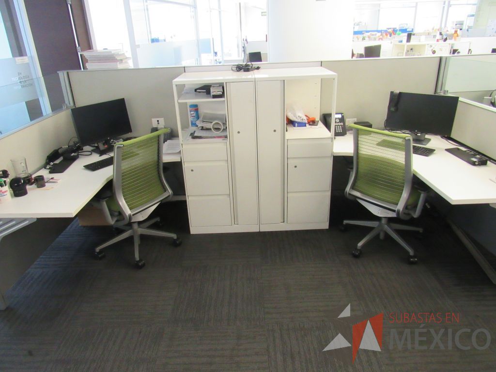 Lote 042 - Estación de trabajo para 7 personas con 7 gabinetes altos de 3 cajones, 1 puerta y 1 entrepaño color blanco, 1 credenza de 1 cajón,1 espacio para documentos y cojín de tela color verde. - Imagen 11