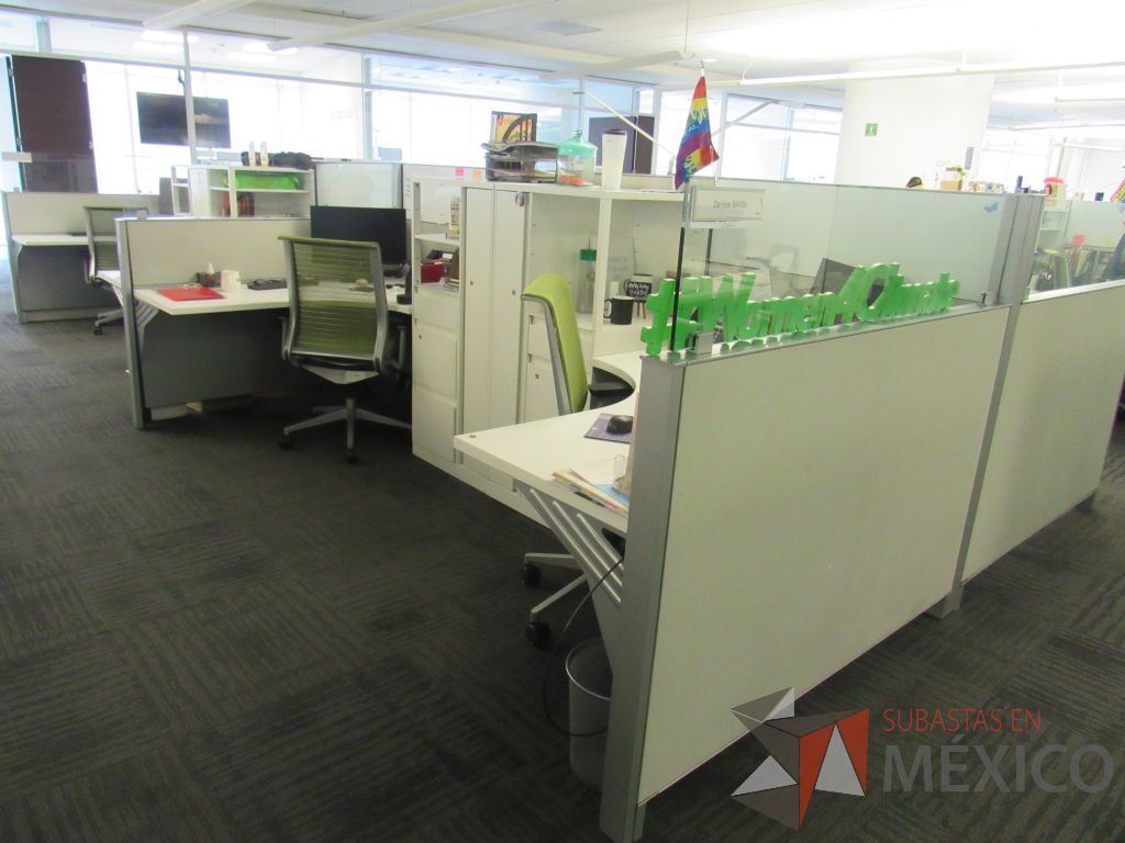 Lote 049 - Estación de trabajo para 8 personas con 8 gabinetes altos de 3 cajones, 1 puerta y 1 entrepaño color blanco. - Imagen 2