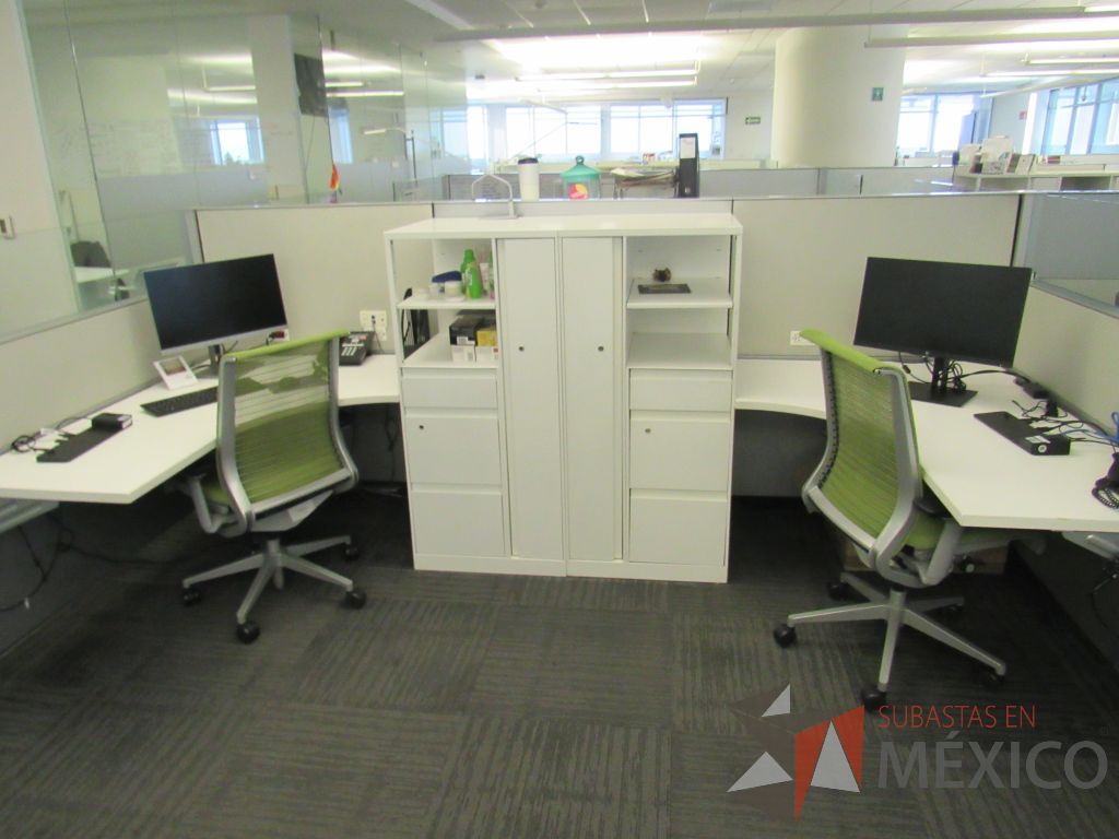 Lote 049 - Estación de trabajo para 8 personas con 8 gabinetes altos de 3 cajones, 1 puerta y 1 entrepaño color blanco. - Imagen 3
