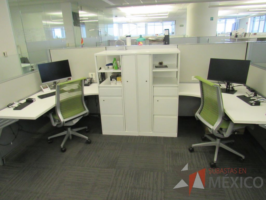 Lote 049 - Estación de trabajo para 8 personas con 8 gabinetes altos de 3 cajones, 1 puerta y 1 entrepaño color blanco. - Imagen 4
