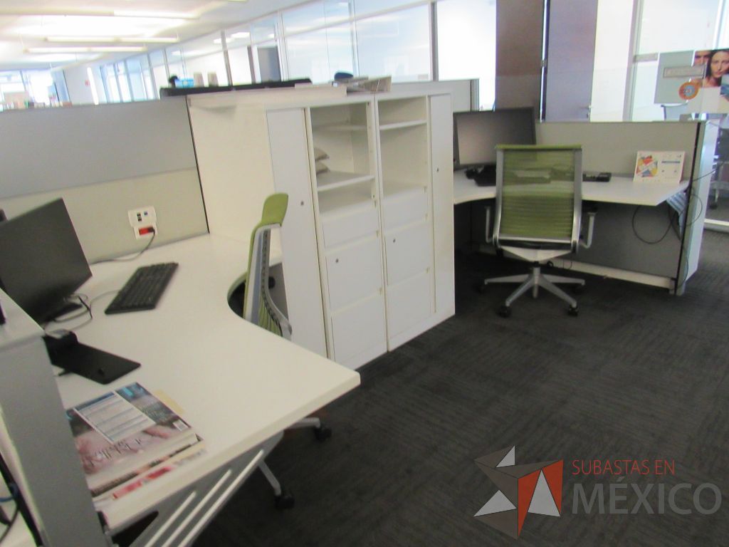 Lote 049 - Estación de trabajo para 8 personas con 8 gabinetes altos de 3 cajones, 1 puerta y 1 entrepaño color blanco. - Imagen 5