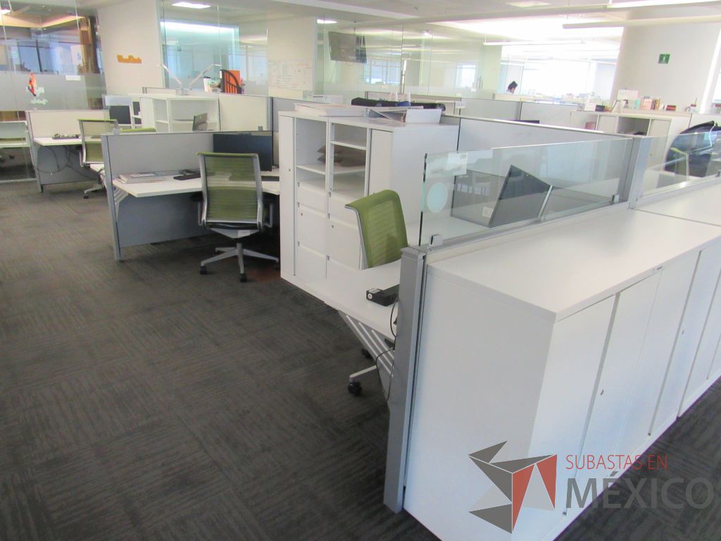 Lote 049 - Estación de trabajo para 8 personas con 8 gabinetes altos de 3 cajones, 1 puerta y 1 entrepaño color blanco. - Imagen 7