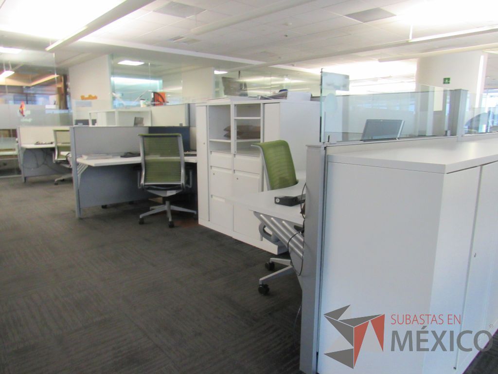 Lote 049 - Estación de trabajo para 8 personas con 8 gabinetes altos de 3 cajones, 1 puerta y 1 entrepaño color blanco. - Imagen 8