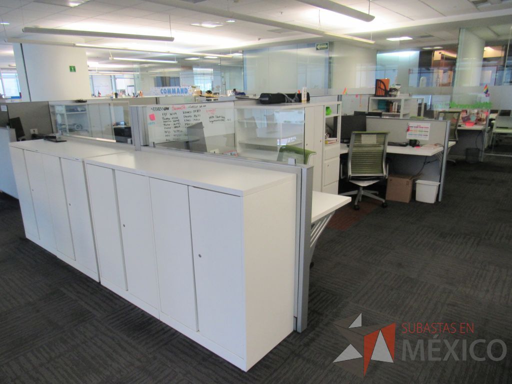 Lote 049 - Estación de trabajo para 8 personas con 8 gabinetes altos de 3 cajones, 1 puerta y 1 entrepaño color blanco. - Imagen 9