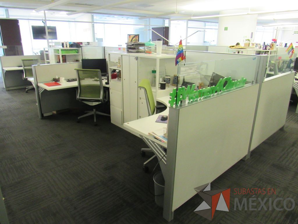 Lote 049 - Estación de trabajo para 8 personas con 8 gabinetes altos de 3 cajones, 1 puerta y 1 entrepaño color blanco. - Imagen 12