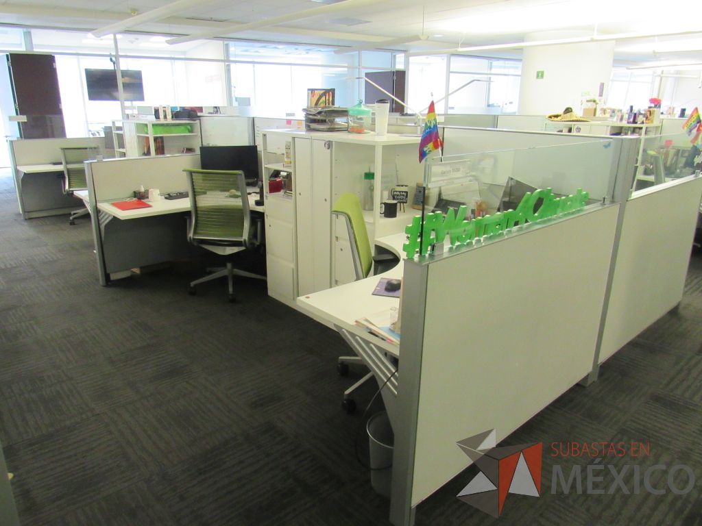 Lote 049 - Estación de trabajo para 8 personas con 8 gabinetes altos de 3 cajones, 1 puerta y 1 entrepaño color blanco. - Imagen 13