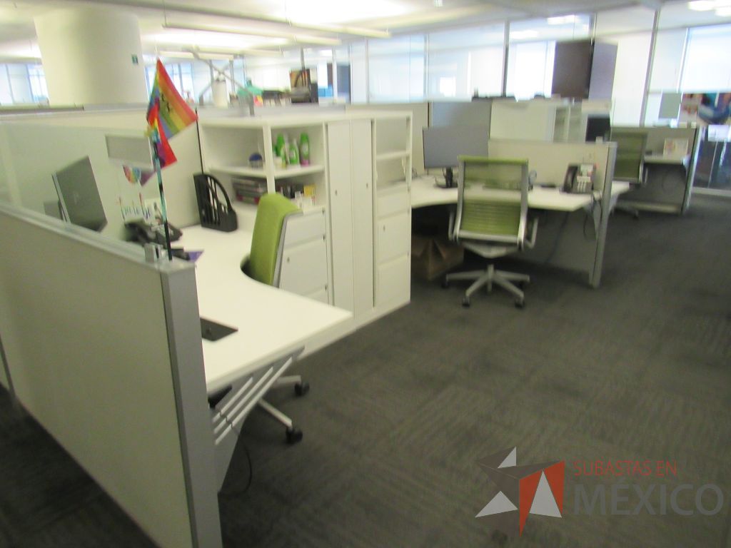 Lote 049 - Estación de trabajo para 8 personas con 8 gabinetes altos de 3 cajones, 1 puerta y 1 entrepaño color blanco. - Imagen 14