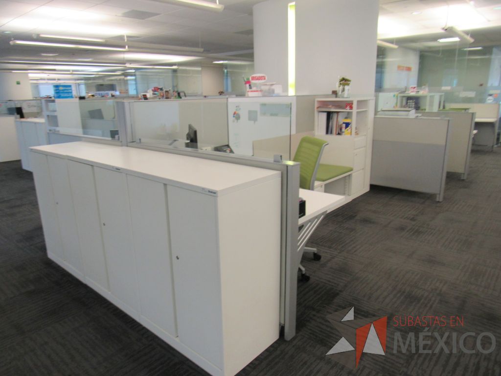 Lote 051 - Estación de trabajo para 3 personas con 3 gabinetes altos de 3 cajones, 1 puerta y 1 entrepaño color blanco, 1 credenza de 1 cajón,1 espacio para documentos y cojín de tela color verde.