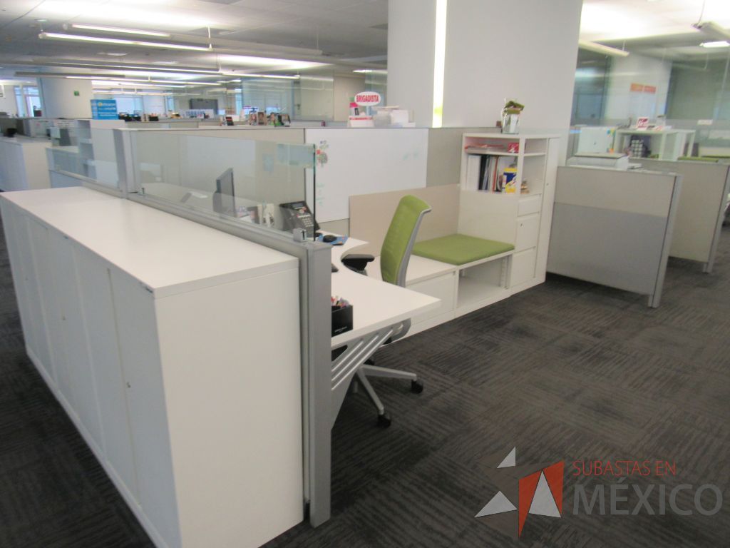 Lote 051 - Estación de trabajo para 3 personas con 3 gabinetes altos de 3 cajones, 1 puerta y 1 entrepaño color blanco, 1 credenza de 1 cajón,1 espacio para documentos y cojín de tela color verde. - Imagen 3