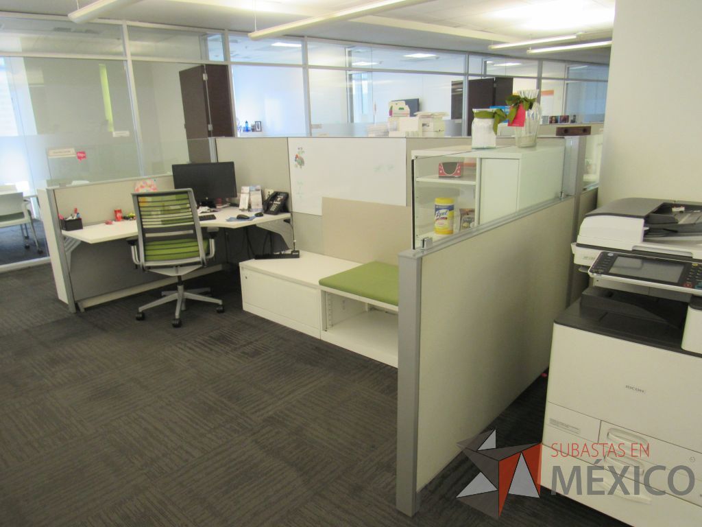Lote 051 - Estación de trabajo para 3 personas con 3 gabinetes altos de 3 cajones, 1 puerta y 1 entrepaño color blanco, 1 credenza de 1 cajón,1 espacio para documentos y cojín de tela color verde. - Imagen 4