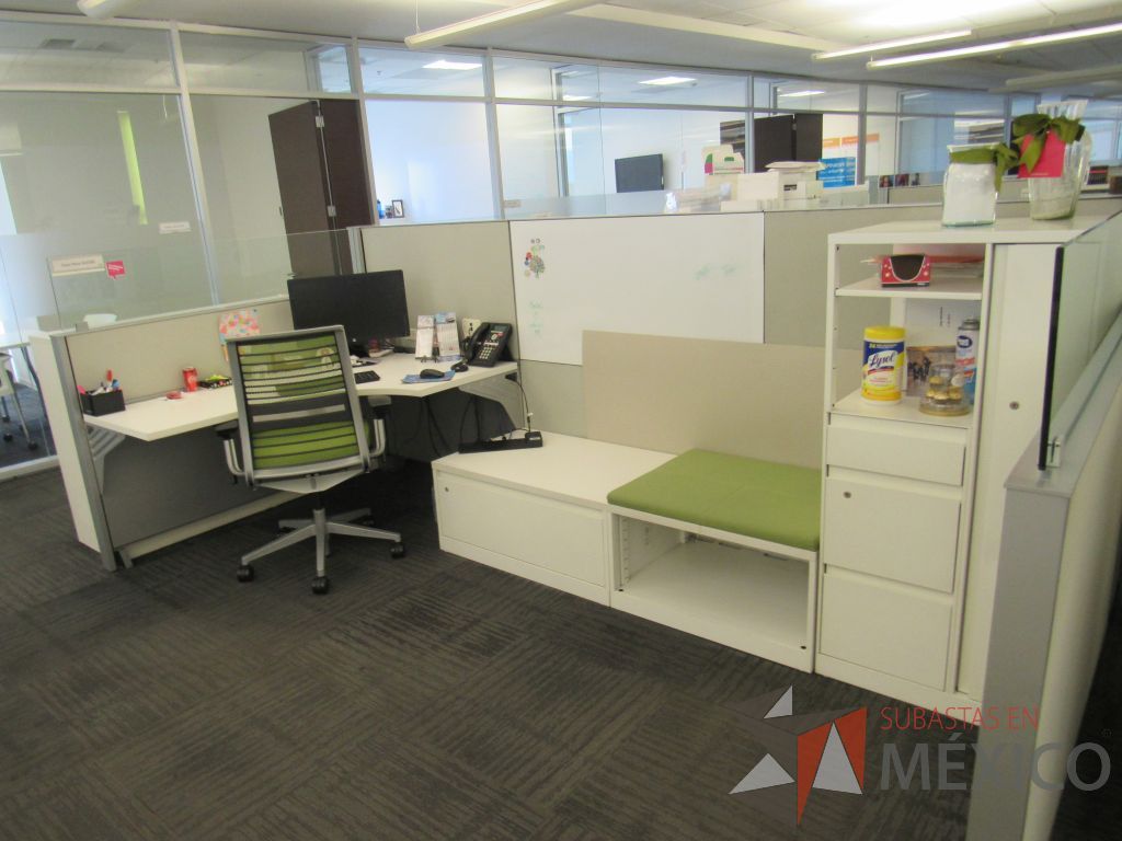 Lote 051 - Estación de trabajo para 3 personas con 3 gabinetes altos de 3 cajones, 1 puerta y 1 entrepaño color blanco, 1 credenza de 1 cajón,1 espacio para documentos y cojín de tela color verde. - Imagen 5