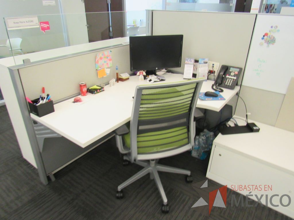 Lote 051 - Estación de trabajo para 3 personas con 3 gabinetes altos de 3 cajones, 1 puerta y 1 entrepaño color blanco, 1 credenza de 1 cajón,1 espacio para documentos y cojín de tela color verde. - Imagen 6