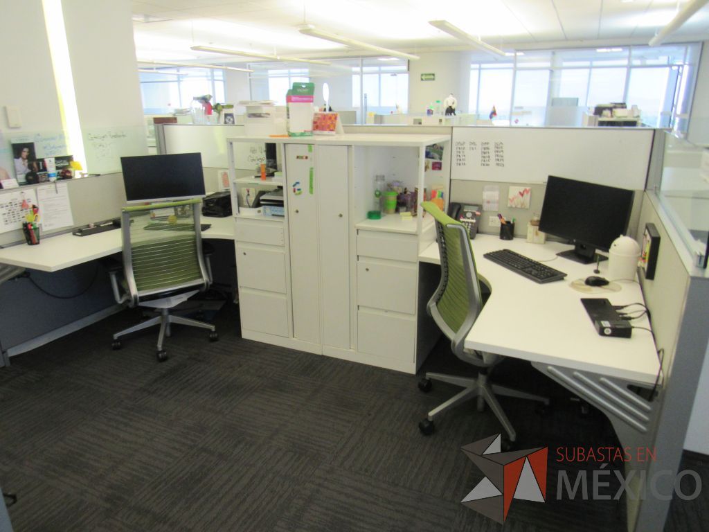 Lote 051 - Estación de trabajo para 3 personas con 3 gabinetes altos de 3 cajones, 1 puerta y 1 entrepaño color blanco, 1 credenza de 1 cajón,1 espacio para documentos y cojín de tela color verde. - Imagen 7