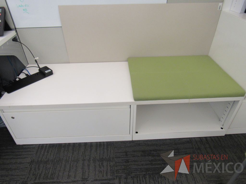 Lote 051 - Estación de trabajo para 3 personas con 3 gabinetes altos de 3 cajones, 1 puerta y 1 entrepaño color blanco, 1 credenza de 1 cajón,1 espacio para documentos y cojín de tela color verde. - Imagen 8