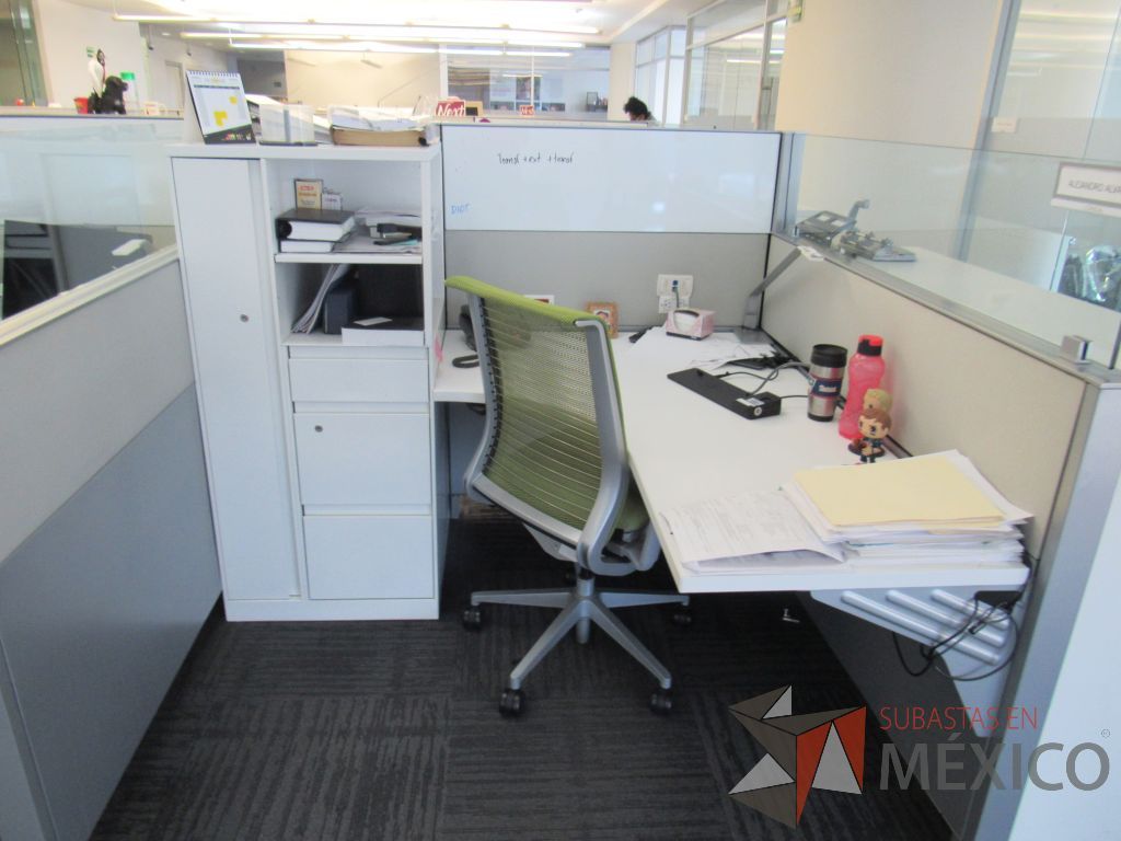 Lote 094 - Estación de trabajo para 3 personas con 3 gabinetes altos de 3 cajones, 1 puerta y 1 entrepaño color blanco. - Imagen 6