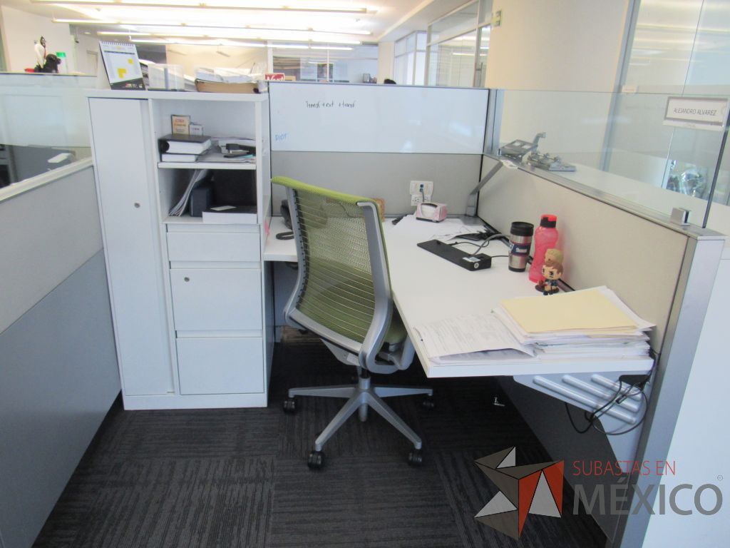 Lote 094 - Estación de trabajo para 3 personas con 3 gabinetes altos de 3 cajones, 1 puerta y 1 entrepaño color blanco. - Imagen 7