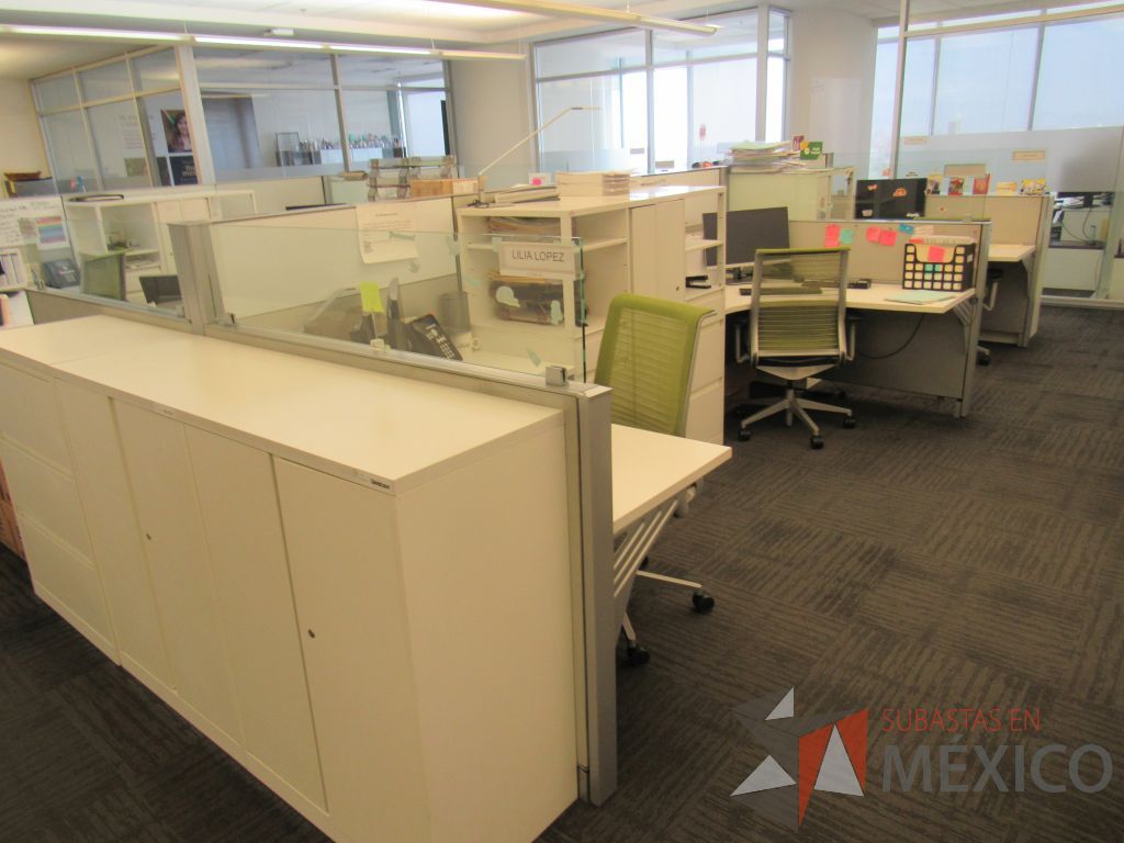 Lote 067 - Estación de trabajo para 6 personas con 6 gabinetes altos de 3 cajones, 1 puerta y 1 entrepaño color blanco.