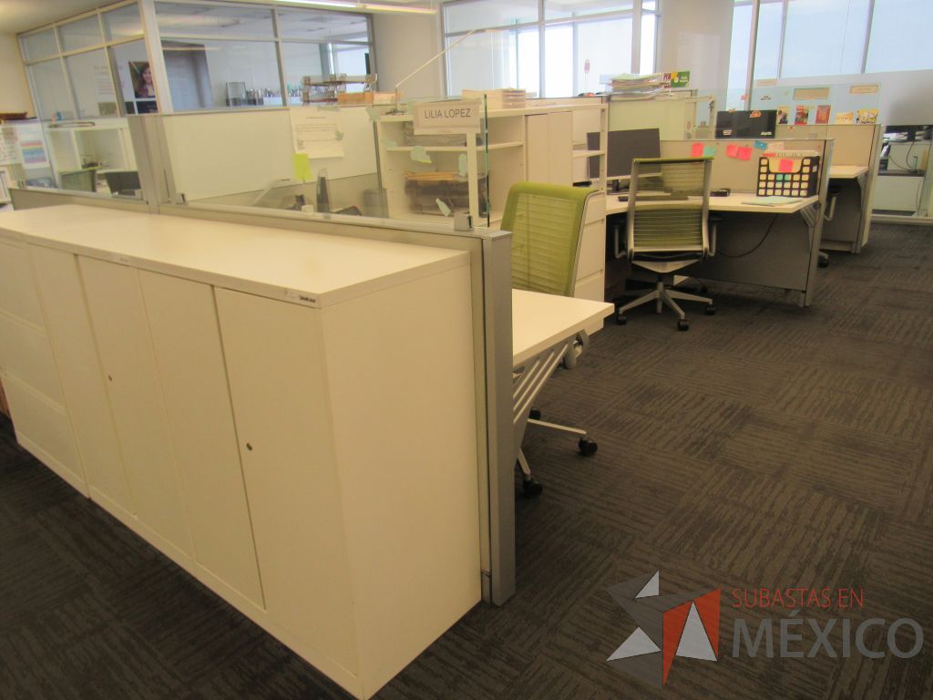Lote 067 - Estación de trabajo para 6 personas con 6 gabinetes altos de 3 cajones, 1 puerta y 1 entrepaño color blanco. - Imagen 3