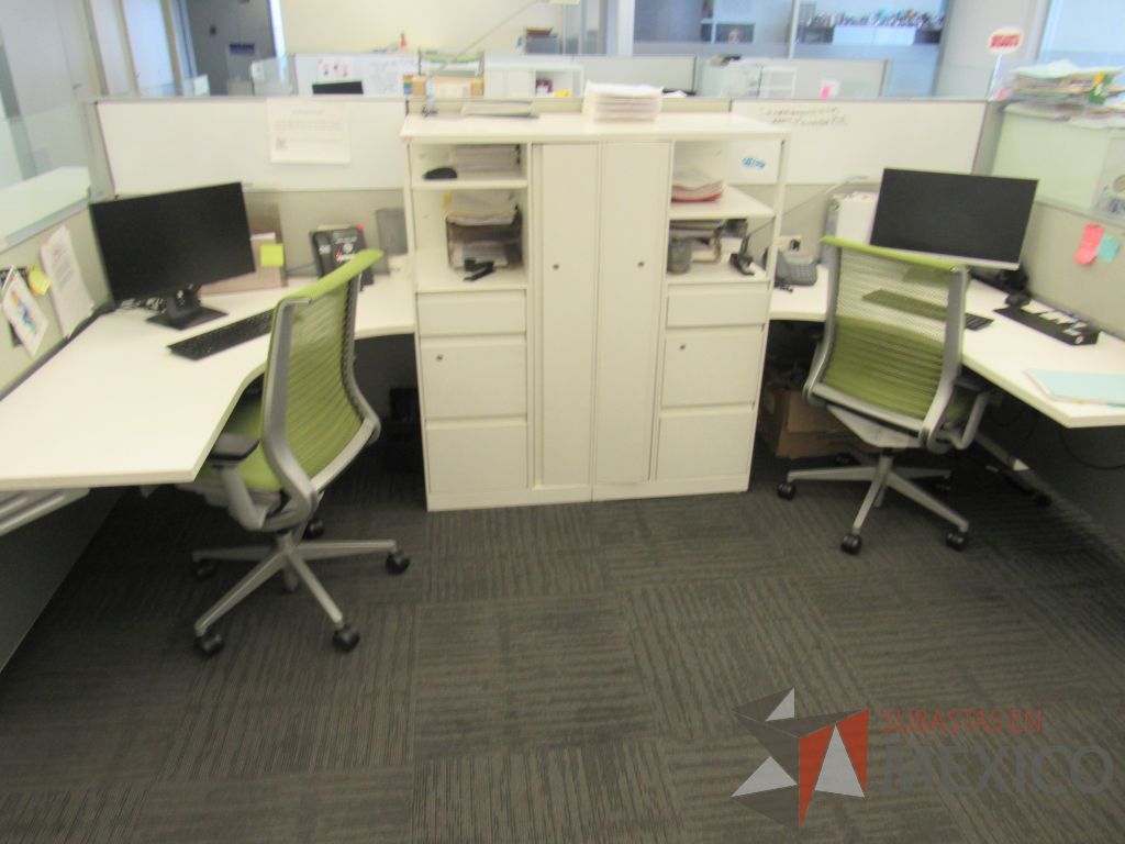 Lote 067 - Estación de trabajo para 6 personas con 6 gabinetes altos de 3 cajones, 1 puerta y 1 entrepaño color blanco. - Imagen 4