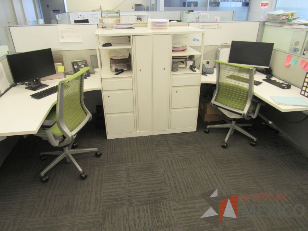Lote 067 - Estación de trabajo para 6 personas con 6 gabinetes altos de 3 cajones, 1 puerta y 1 entrepaño color blanco. - Imagen 5