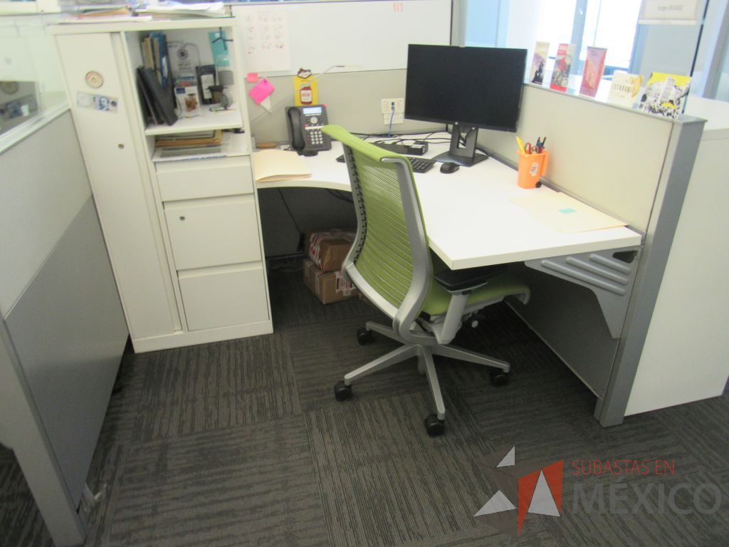 Lote 067 - Estación de trabajo para 6 personas con 6 gabinetes altos de 3 cajones, 1 puerta y 1 entrepaño color blanco. - Imagen 6