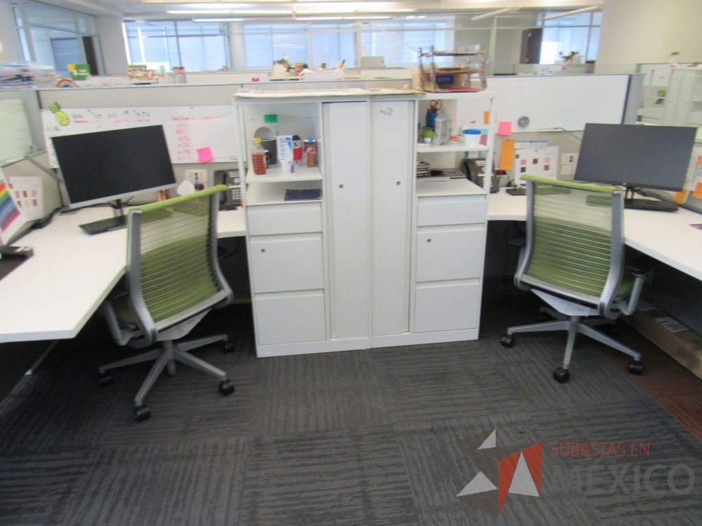 Lote 067 - Estación de trabajo para 6 personas con 6 gabinetes altos de 3 cajones, 1 puerta y 1 entrepaño color blanco. - Imagen 7