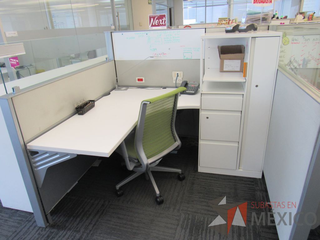 Lote 067 - Estación de trabajo para 6 personas con 6 gabinetes altos de 3 cajones, 1 puerta y 1 entrepaño color blanco. - Imagen 8
