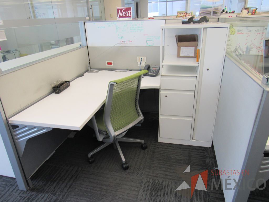 Lote 067 - Estación de trabajo para 6 personas con 6 gabinetes altos de 3 cajones, 1 puerta y 1 entrepaño color blanco. - Imagen 9