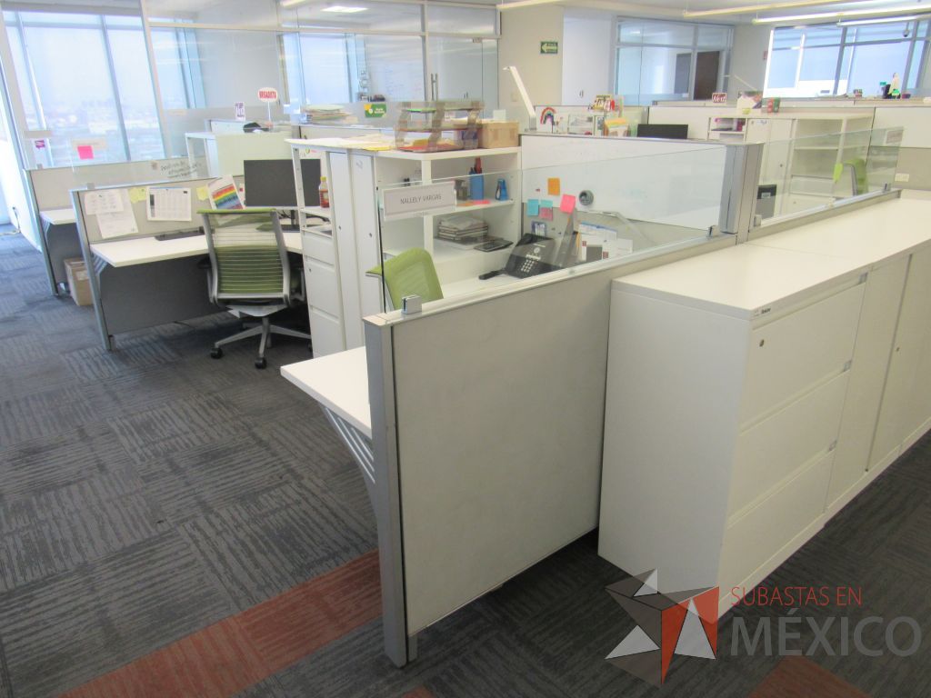Lote 067 - Estación de trabajo para 6 personas con 6 gabinetes altos de 3 cajones, 1 puerta y 1 entrepaño color blanco. - Imagen 10