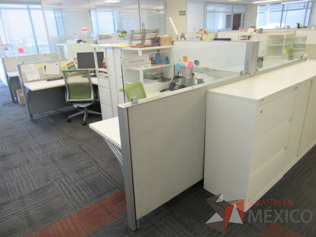 Lote 067 - Estación de trabajo para 6 personas con 6 gabinetes altos de 3 cajones, 1 puerta y 1 entrepaño color blanco. - Imagen 13