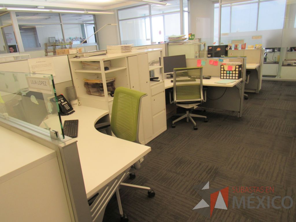 Lote 067 - Estación de trabajo para 6 personas con 6 gabinetes altos de 3 cajones, 1 puerta y 1 entrepaño color blanco. - Imagen 14