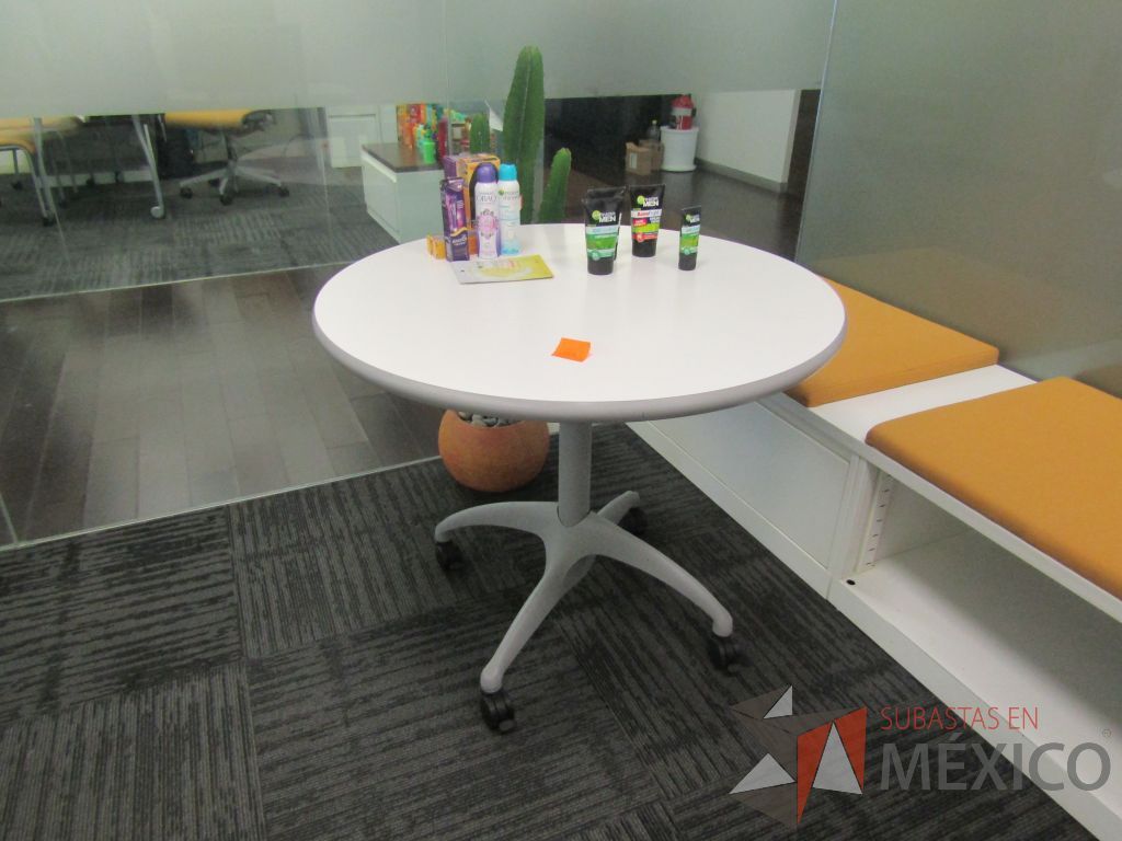 Lote 004 - Mesa de trabajo circular con estructura metálica color gris, ruedas color negro, cubierta color blanco. - Imagen 2