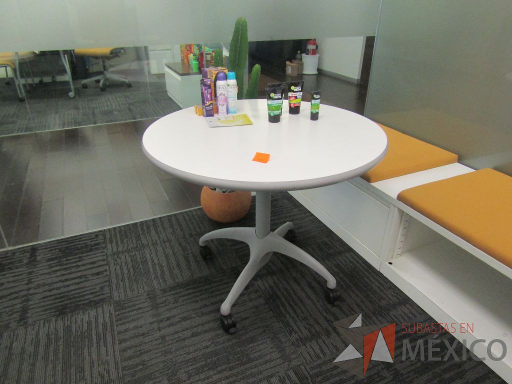 Lote 004 - Mesa de trabajo circular con estructura metálica color gris, ruedas color negro, cubierta color blanco. - Imagen 3