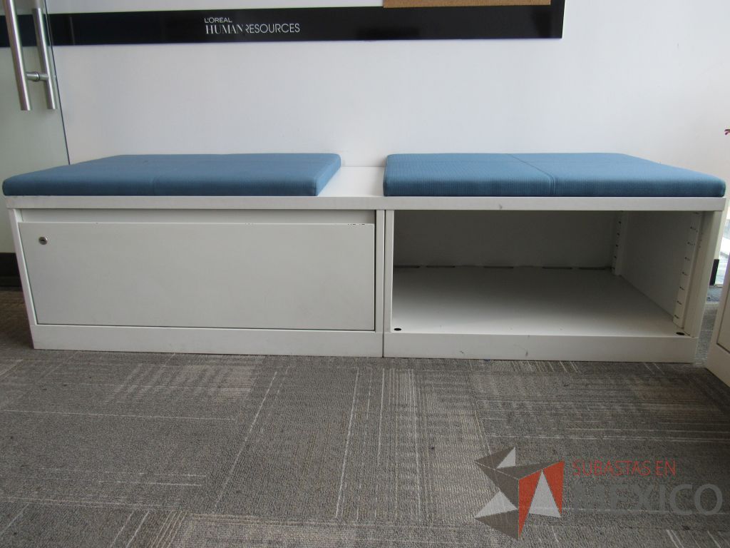 Lote 030 - Credenza tipo madera color blanco, con un cajón, espacio para archivos y cojín en tela color azul.