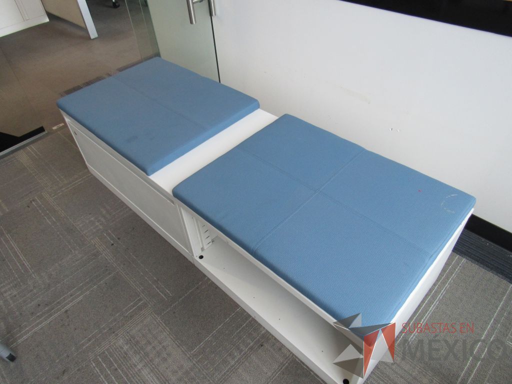 Lote 030 - Credenza tipo madera color blanco, con un cajón, espacio para archivos y cojín en tela color azul. - Imagen 5