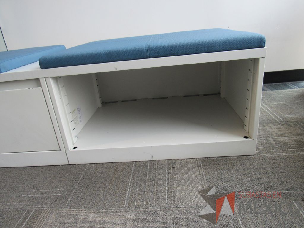 Lote 030 - Credenza tipo madera color blanco, con un cajón, espacio para archivos y cojín en tela color azul. - Imagen 6